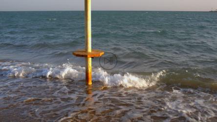 波浪拍打着雨伞[]