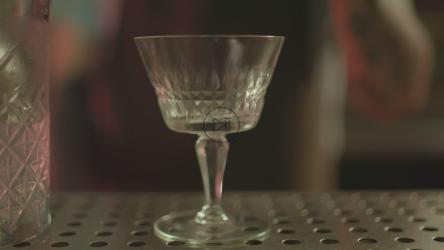 在酒吧里用橄榄准备饮料[免费商用]