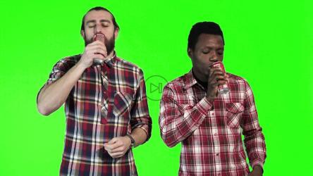 男子在绿色屏幕上喝可乐[4K]