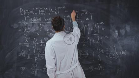 科学家学生在黑板上解公式[免费商用]