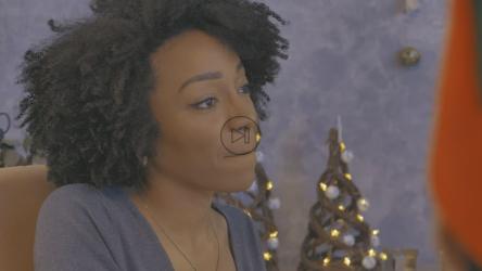 圣诞晚宴上快乐的年轻女人[免费商用]