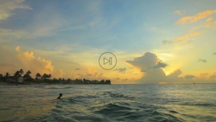 人们在日落时游泳[]