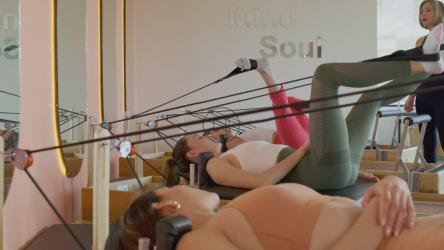 在教练的支持下使用伸展装备的女性[免费商用]