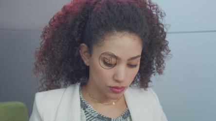 一张在办公桌前工作的年轻女子的脸[4K免费商用]