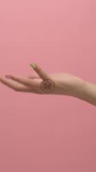 女人在扔和抓黑色黏液时玩得很开心[免费商用竖屏]