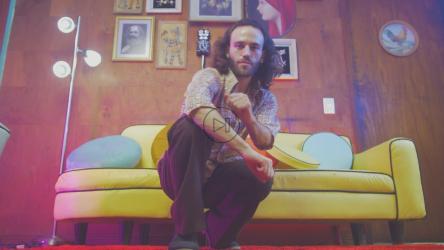 老男人看着镜头跳舞[免费商用]