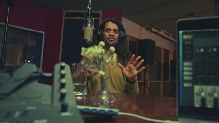 正在录制播客的男子[免费商用]