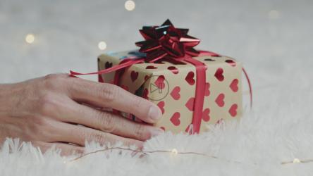 一只手放置情人节的照片'；s日礼物[]