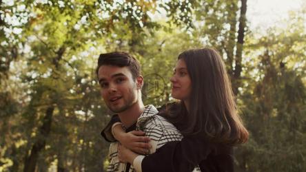 情侣在公园拥抱玩得很开心[]