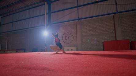 一位年轻体操运动员的艺术表演[免费商用]