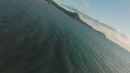 低空飞越海面上阳光明媚的海滩[免费商用]