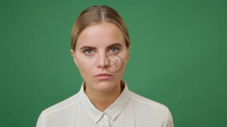 愤怒的女人看着镜头[]