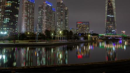 巨大的摩天大楼在夜晚被照亮[4K]