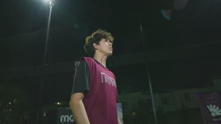 技术娴熟的足球运动员射门得分[免费商用]