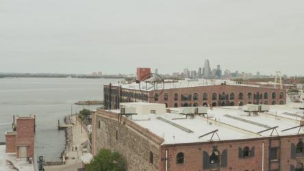 在纽约海滨的建筑之上[4K]