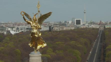 塔中雕像的空中旋转镜头[]