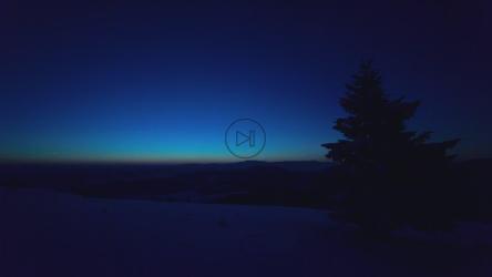 从松树覆盖的雪山上日出[4K]