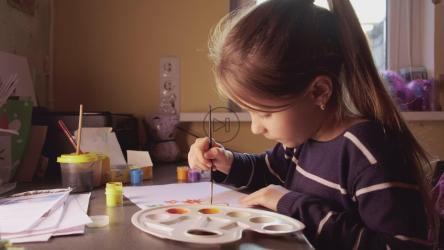 艺术家女孩用画笔作画[4K]