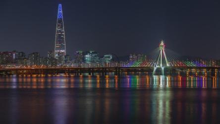 色彩斑斓的桥和倒影[]