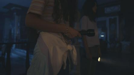 一对女孩在黑暗中探索一所房子[免费商用]