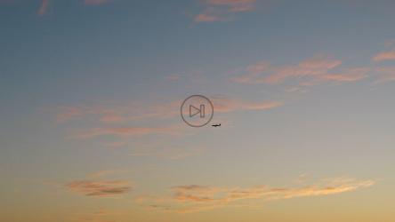 日落时的天空视图，远处有一架飞机[免费商用]