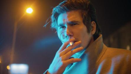 雨夜抽烟的年轻人的脸[4K]