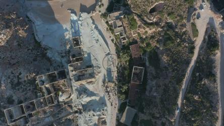 海滩上破旧的废弃别墅[4K]