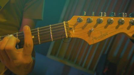 在演讲中弹奏电吉他[免费商用]