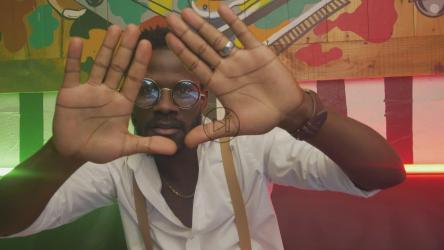 男人微笑着用手跳舞[免费商用]