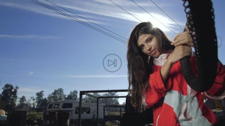 Woman at junkyard[免费商用]