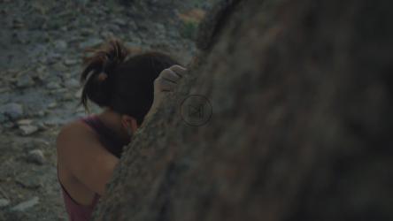 女登山运动员攀登岩石山[免费商用]