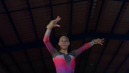 练习平衡的年轻体操运动员[免费商用]