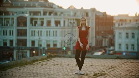 灵活的芭蕾舞演员做复杂的姿势[]