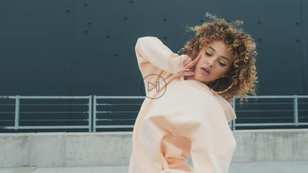 卷发女孩在外面跳舞[]