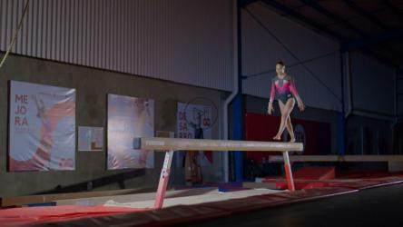 Complex acrobatics made by a young gymnast[免费商用]