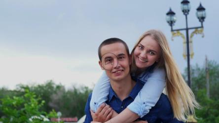 幸福的情侣在街上拥抱[]