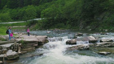 母亲和女儿们在森林里的河边[4K]