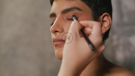 做年轻的深色模特的眼妆[免费商用]