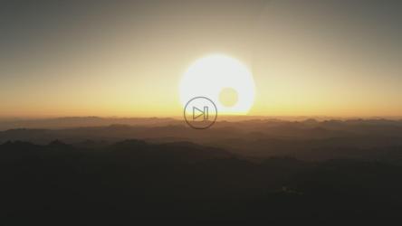 卫星之间的日落和外星的剪影[4K]