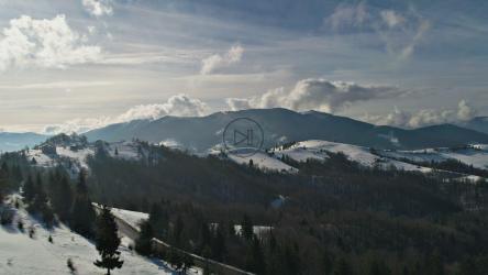 寒冷森林上令人惊叹的景观[4K]