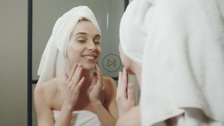 女人欣赏淋浴后的倒影[4K]