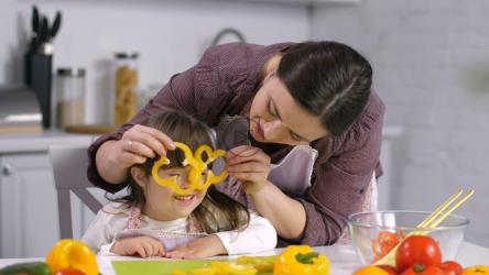 母亲和女儿在厨房[4K]