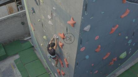 熟练的登山家在户外爬墙[免费商用]