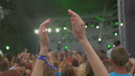 女孩的特写'；在音乐表演中拍手[]