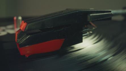 Close view of a record rotating on a turntable[4K免费商用]