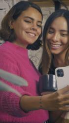 两个朋友在陶瓷花瓶店自拍[免费商用竖屏]