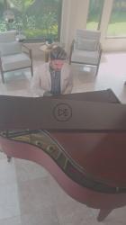 年轻人在时尚的大厅里弹钢琴[免费商用竖屏]