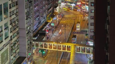 香港一条大街上的夜间活动[]