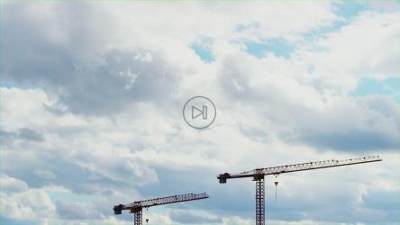 施工起重机上空乌云密布[4K]