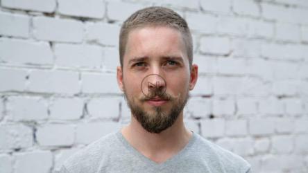 胡子男子微笑[]